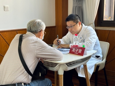 健康義診情暖重陽 復(fù)旦大學(xué)舉辦退休教職工敬老月健康咨詢服務(wù)活動